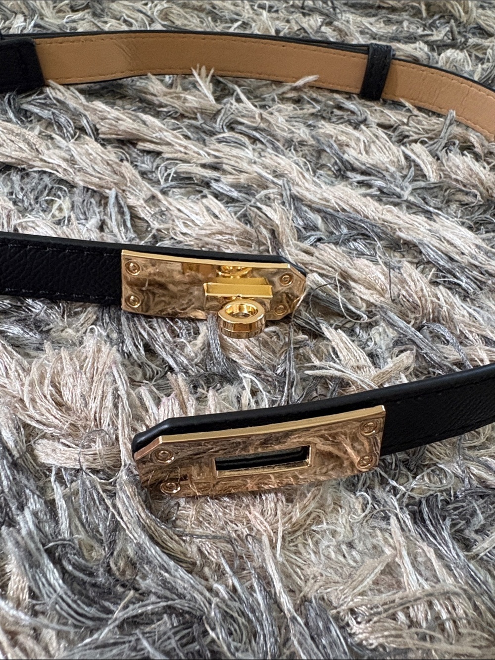 Black Grained Faux Leather Turn Lock Adjustable Skinny Belt OS - Picture 3 of 5
